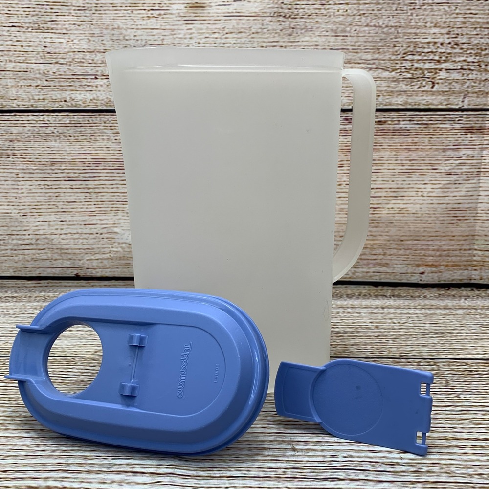 Tupperware Pitcher Jug 2 Quart‎ 2009C-2 White With Blue Lid Vintage